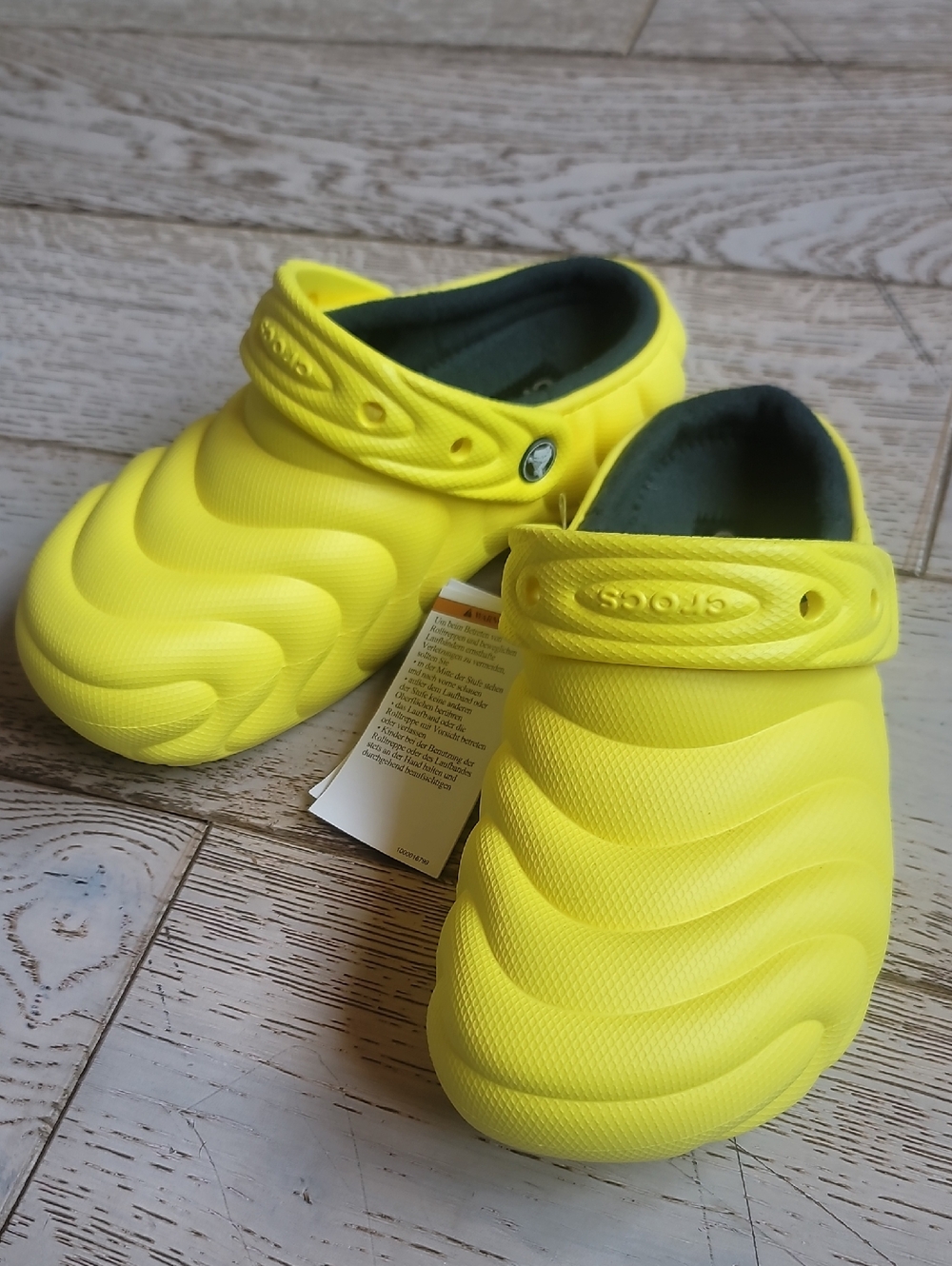 Crocs Classic Lined Overpuff Clogs color Cyber Yellow Mens 5 W's 7 - Picture 3 of 12